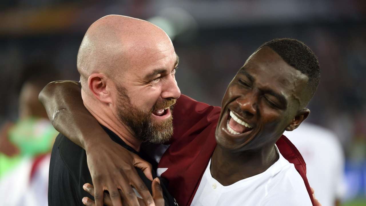 Almoez Ali (R) celebrates with Qatar's coach Felix Sanchez