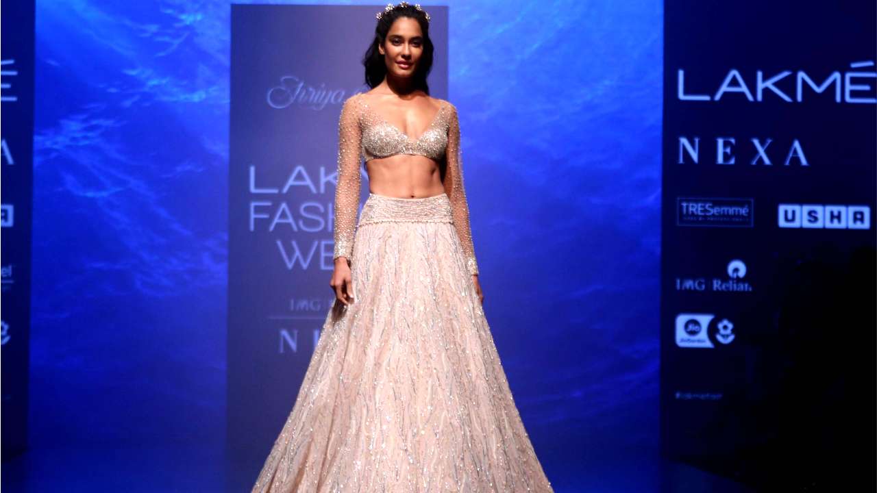 Sex Lisa Haydon Video - Pics and Video: Lisa Haydon looks like a dream as she turns showstopper for  Shriya Som at Lakme Fashion Week 2019, Day 5