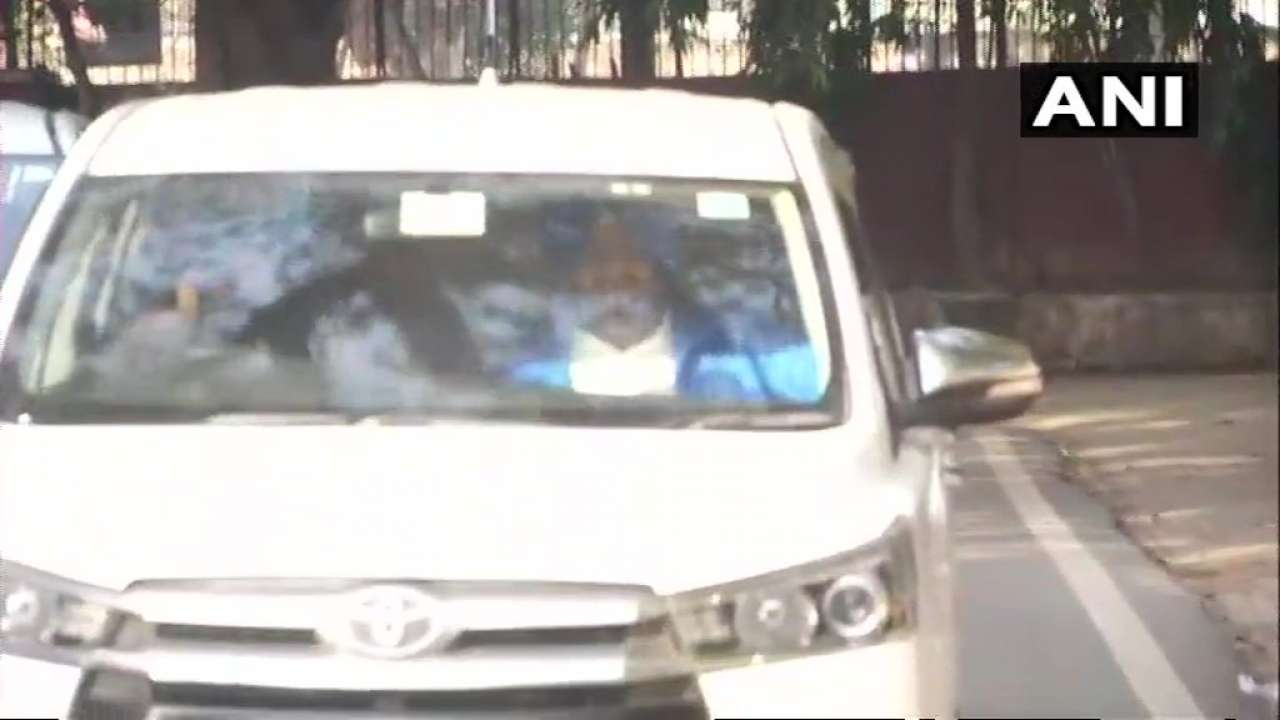 Sidhu visits Vadra at his residence