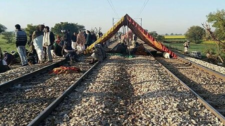 Protesters block rail tracks