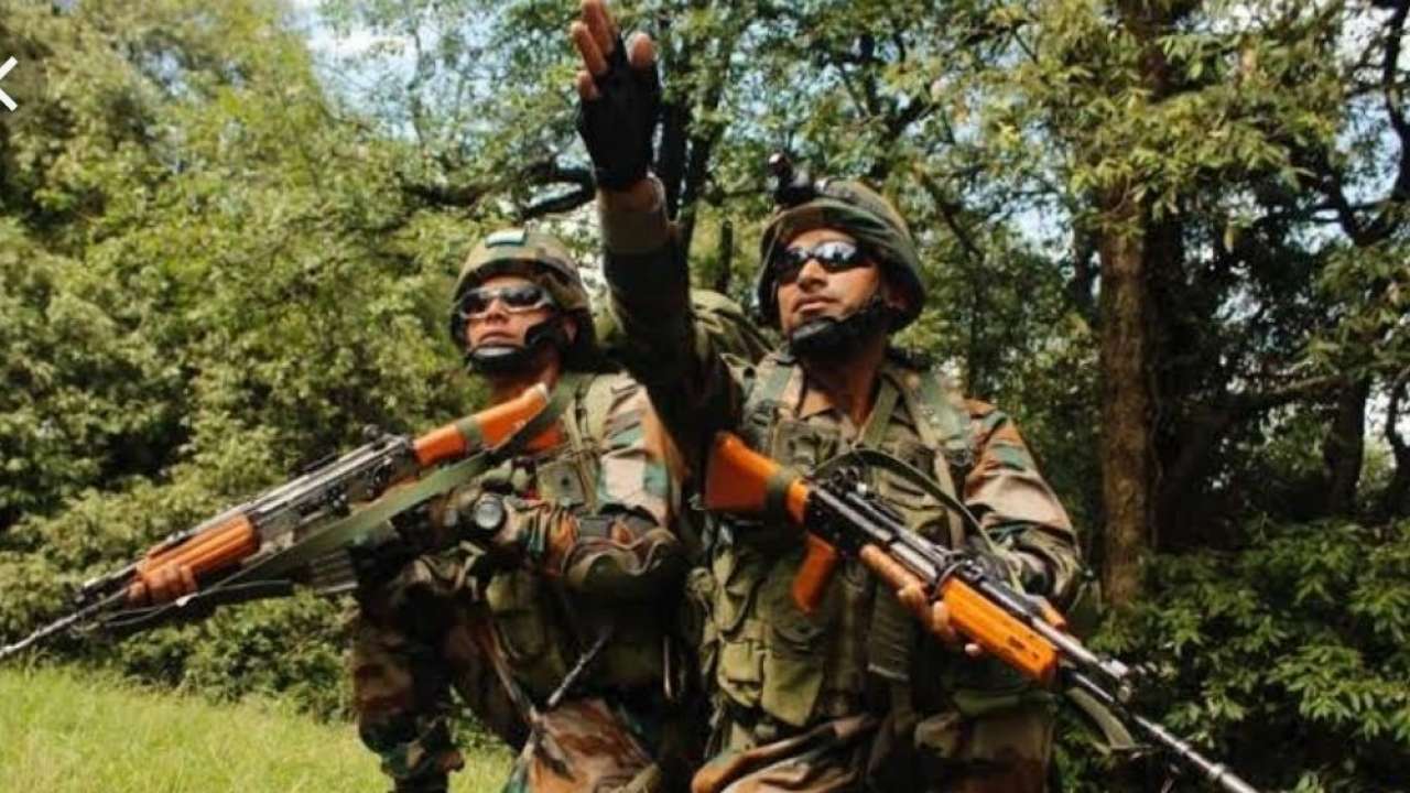Indian army soldiers with INSAS rifle