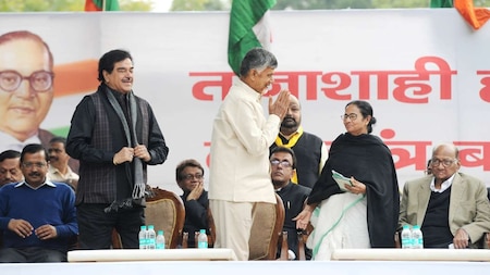 Left refuses to share dias with Mamata