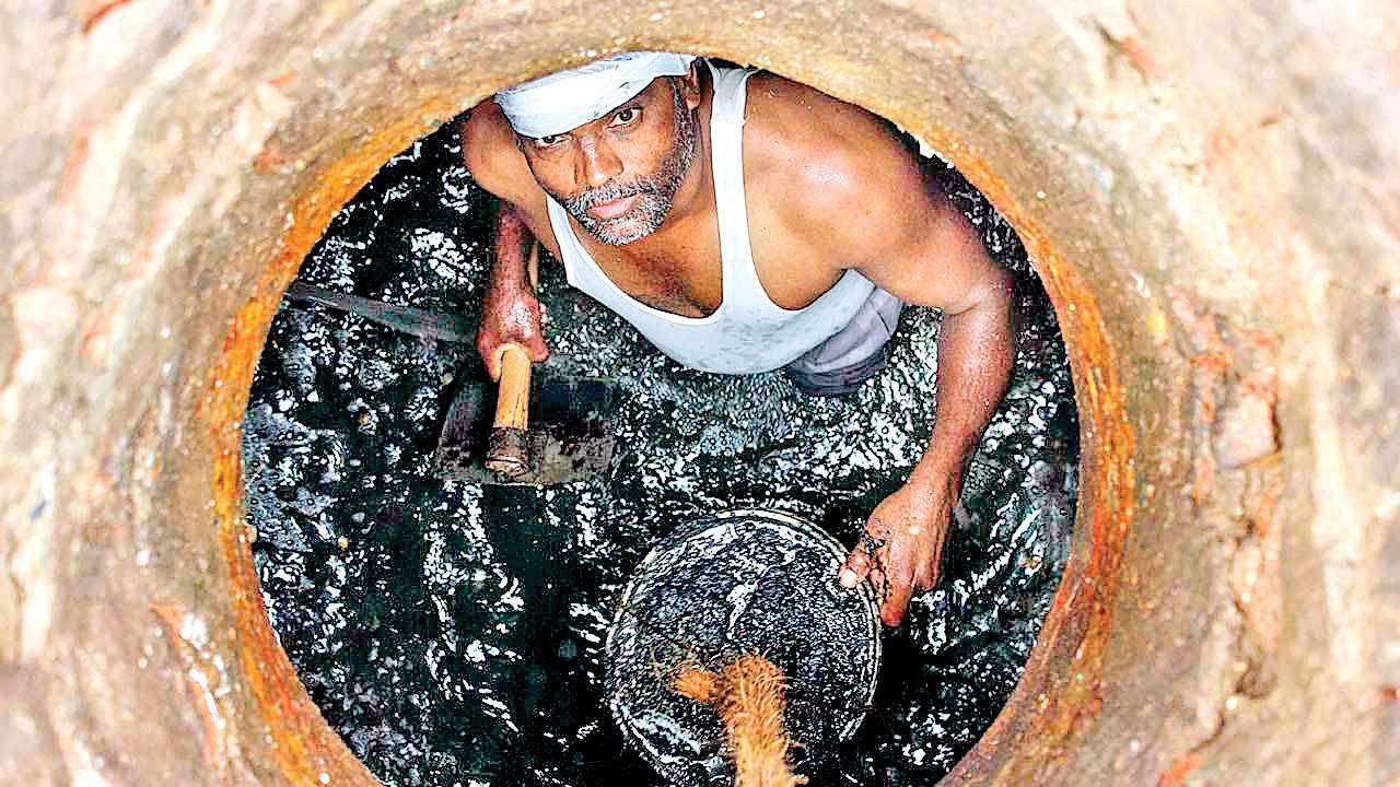 86-gujarat-sanitation-workers-die-in-manholes-in-5-years