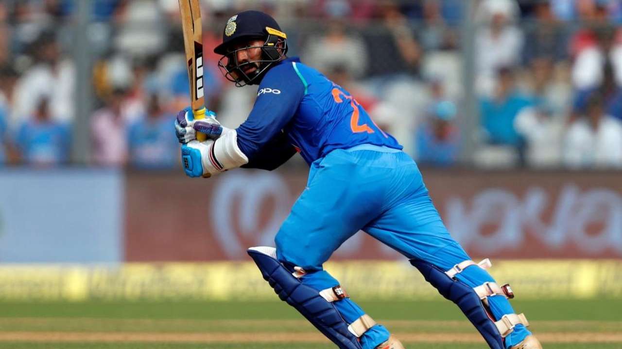 Dinesh Karthik clean bowled