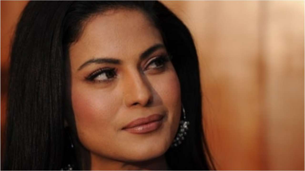 Twitterati TEAR APART Veena Malik