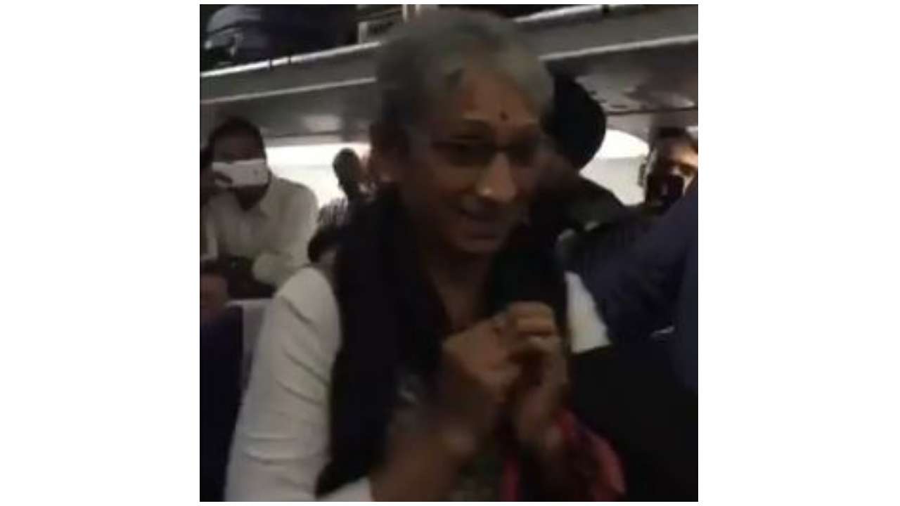 Watch: Abhinandan's parents greeted with applause by passengers