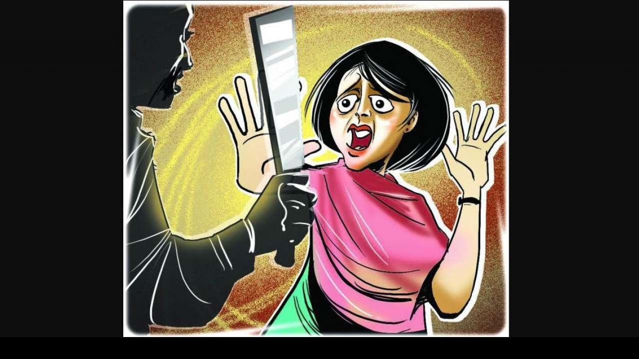 Wife gives more importance to 'Pakistani' serial, angry husband breaks her thumb
