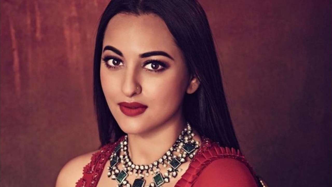 Sonakshi Sinha Gives A Befitting Reply To A Sexist Question Asked At Kalank Teaser Launch 