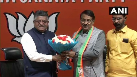 Congress leader Tom Vadakkan joins BJP
