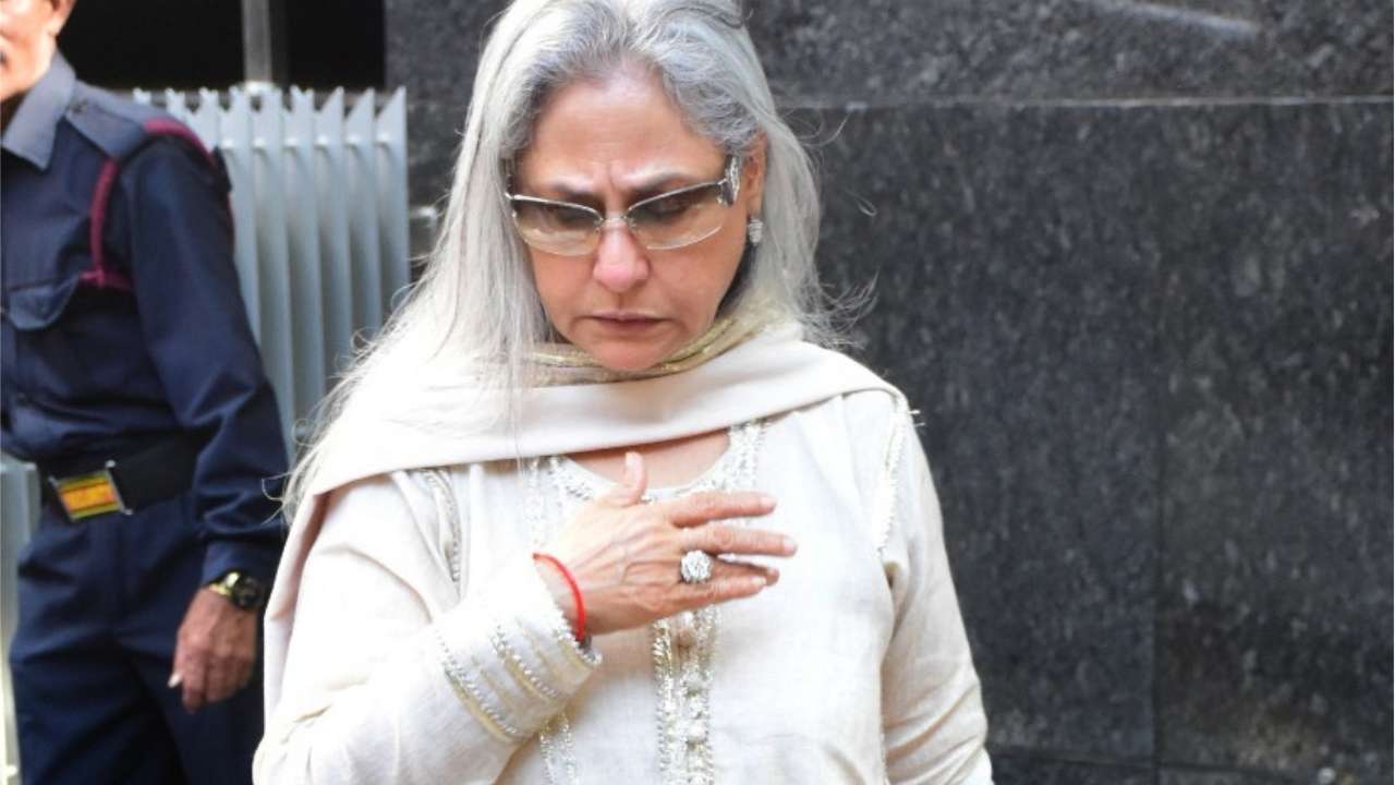Tameez Seekho&#39;: Jaya Bachchan BLASTS a fan who took her picture without her permission, Watch viral video