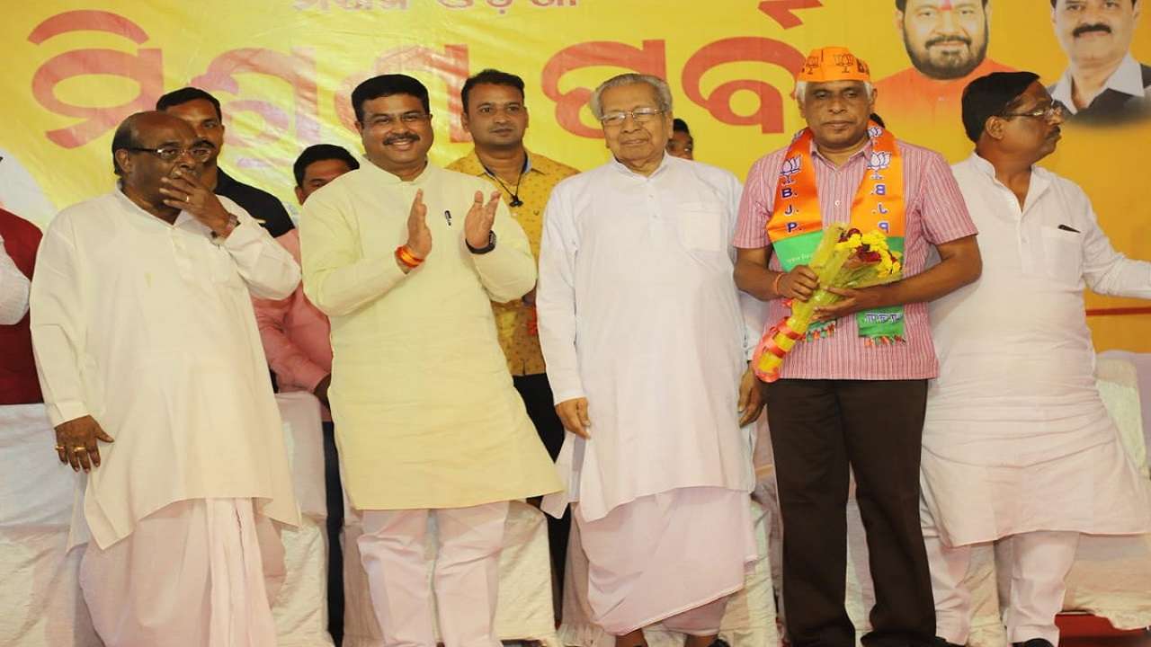 Former Odisha DGP Prakash Mishra joins BJP, likely to contest from ...