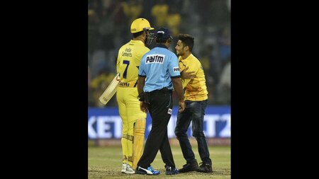 Fan jumps security to reach MS Dhoni