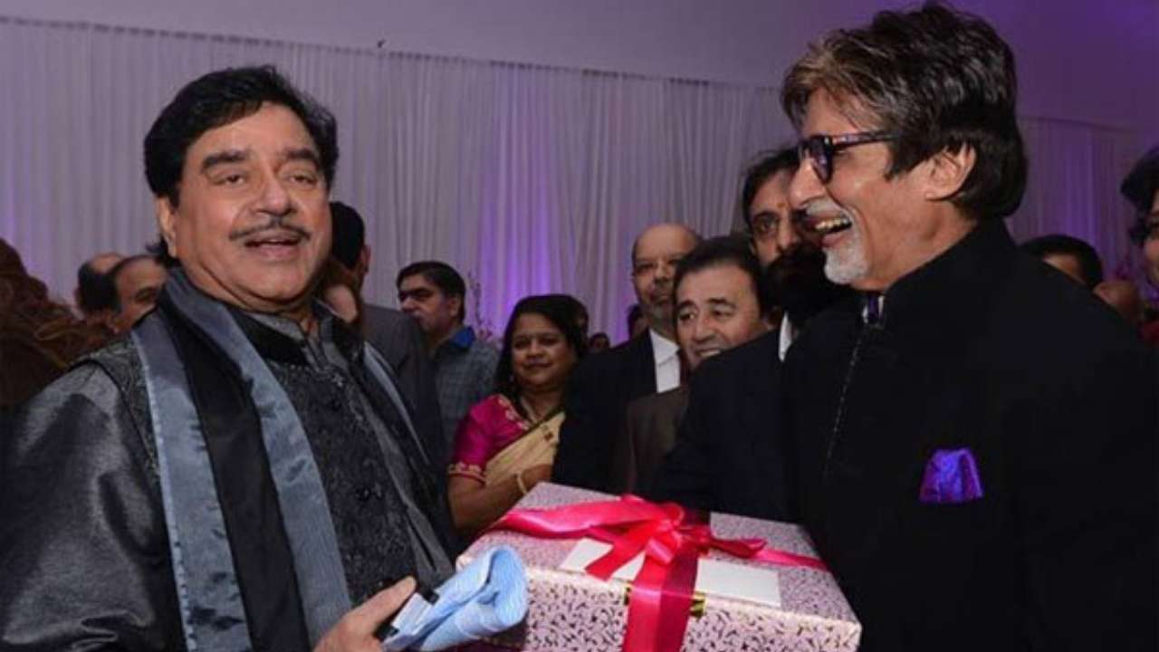   The fight scene in "Kaala Patthar" "title =" The fight scene in "Kaala Patthar" "data-title =" The fight scene in "Kaala Patthar" "data-url =" https://www.dnaindia.com/bollywood/photo-gallery-shatrughan-sinha-amitabh-bachchan-controversy-8-statements-made-by-shotgun-in-his-biography-2734432/ the-fight-scene-in-kaala-patthar-2734434 "clbad =" img-responsive "/>


<p> 2/8 </p>
<h3/>
<p><em>  "There was a fight sequence in Kaala Patthar that I was told would be an equal fight, but with the Shetty combat master, who did not is over, he was replaced by Amitabh beating the hell out of me, beating me constantly until Shashi Kapoor separates us in. On that point, I had to lower my feet and protest what it was not what had been told to me, I had to argue and the shot was stopped for three to four hours, irritated Amitabh. "</em></p>
</p></div>
<p clbad=