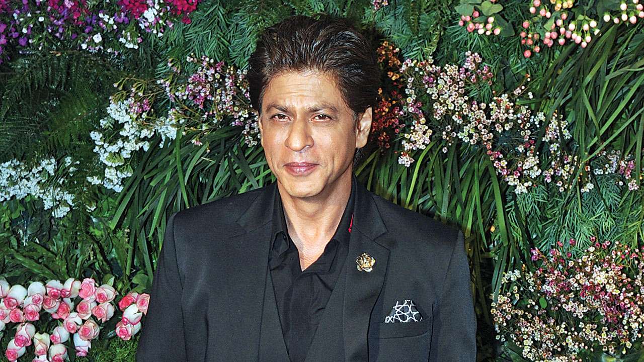   Shah Rukh Khan congratulated with another honorary doctorate "title =" Shah Rukh Khan congratulated with another honorary doctorate "data-title =" Shah Rukh Khan congratulated with a other honorary doctorate "data-url =" https://www.dnaindia.com/bollywood/photo-gallery-scoops-salman-khan-prefers-mouni-roy-over-sunny-leone-for-dabangg-3-song -varun-dhawan-calls-to-wish-ajay-devgn-2736679 / shah-rukh-khan-felicitated-with-another-another-honorary doctorate-2736682 "clbad =" img-responsive "/>


<p> 2/5 </p>
<h3/>
<p>  Shah Rukh Khan, an honorary doctorate from various international universities such as Bedfordshire and Edinburgh, has been awarded honorary doctorate in philanthropy by University of London Law. [19659006] The Bollywood superstar received merit at a graduation ceremony held on Thursday at the Barbican in London. In accepting the most recent honor, SRK, in all humility, said, "I believe that charity must be done in silence and with dignity. We can not talk about their acts of charity because they lose their reason for being. I had the privilege of being able to use my status as a public figure to defend causes that are close to my heart. The actor is known to actively participate in the causes of women's empowerment, rehabilitation of disadvantaged people and fundamental rights. Its non-profit organization, the Meer Foundation, works primarily with victims of acid attacks and aims to initiate changes on the ground to create a world that empowers women. SRK, who has also been the face of several Indian government campaigns such as Pulse Polio and the National Aids Control Organization, summarized: "I firmly believe that I must give back to the world that has given me so much. I am honored by this honorary doctorate that has been awarded and I would like to thank everyone involved for choosing me. "</p>
</p></div>
<p clbad=