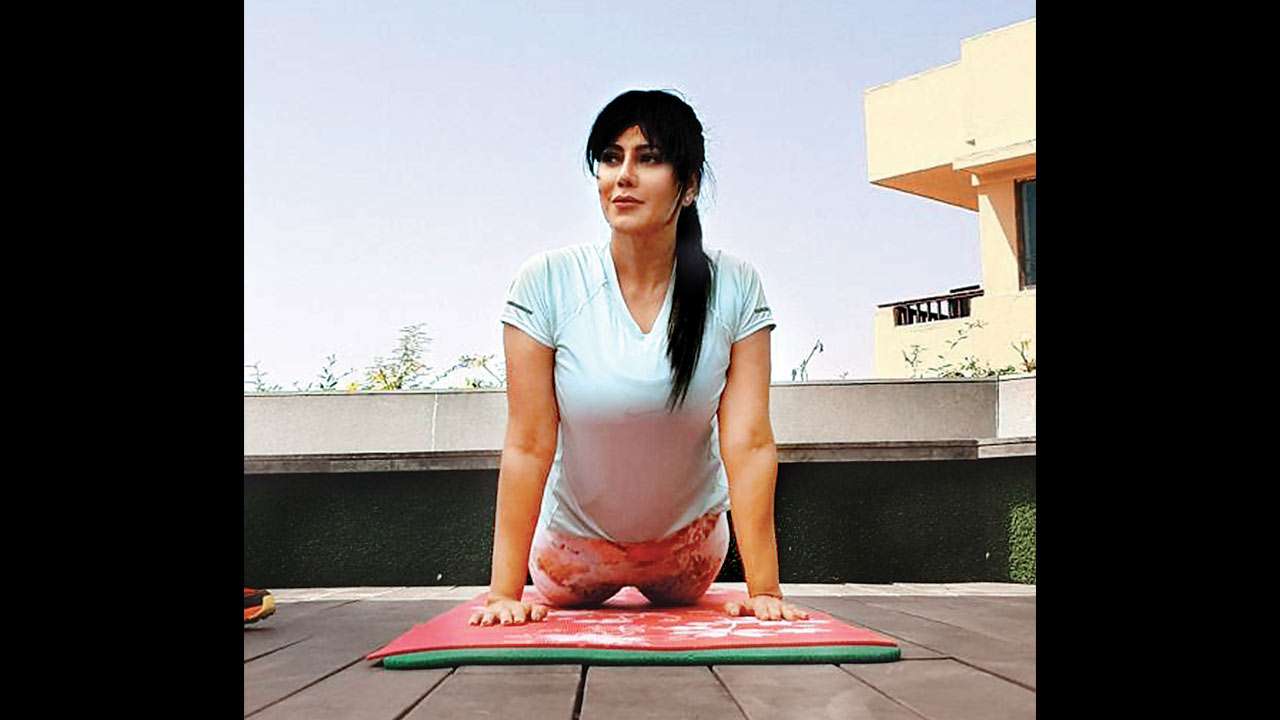   Warda Nadiadwala Spreads the Fitness Mantra "title =" Warda Nadiadwala Spreads the Fitness Mantra "data-title =" Warda Nadiadwala Spreads the Fitness Mantra " data-url = "https: //www.dnaindia .com / bollywood / photo-gallery-scoops-salman-khan-prefers-mouni-roy-over-sunny-leone-for-dabangg-3-song-varun-dhawan call-to-wish-ajay-devgn-2736679 / warda-nadiadwala-spreads-the-fitness-mantra-2736684 "clbad =" img-responsive "/>


<p> 4/5 </p>
<h3/>
<p>  Warda Nadiadwala, wife of filmmaker Sajid Nadiadwala, broadcasts. The first two episodes of <em> Blockbuster Body </em> a series of fitness videos that she performs for a DTH television channel for their personal videos, have garnered the largest number of viewers in recent weeks . In addition, it was one of the most fashionable salons of the week. </p>
<p>  Mother of two handsome boys, she was named the most sphaying Mom at the 2018 Asia Spa Awards. This trophy is awarded to the most capable mother in the sector. Earlier, Shilpa Shetty Kundra chose the award in the same category. Warda has been in good physical shape for some time and is actively publishing her training videos on social media. </p>
<p>  About her hobby and motivation, she said, "I like to work. Staying fit is my motive and whatever happens, I always make sure to train myself. Sajid makes me try all kinds of workouts and he sometimes even designs them for me. Through these videos, I want to inspire women to stay in shape and, just like me, I hope every husband, son or brother pushes the women of their family to stay fit, just like mine. "</p>
</p></div>
<p clbad=