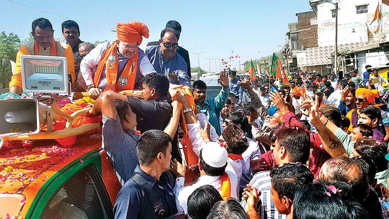 Minorities throng Amit Shah at roadshow in Sarkhej