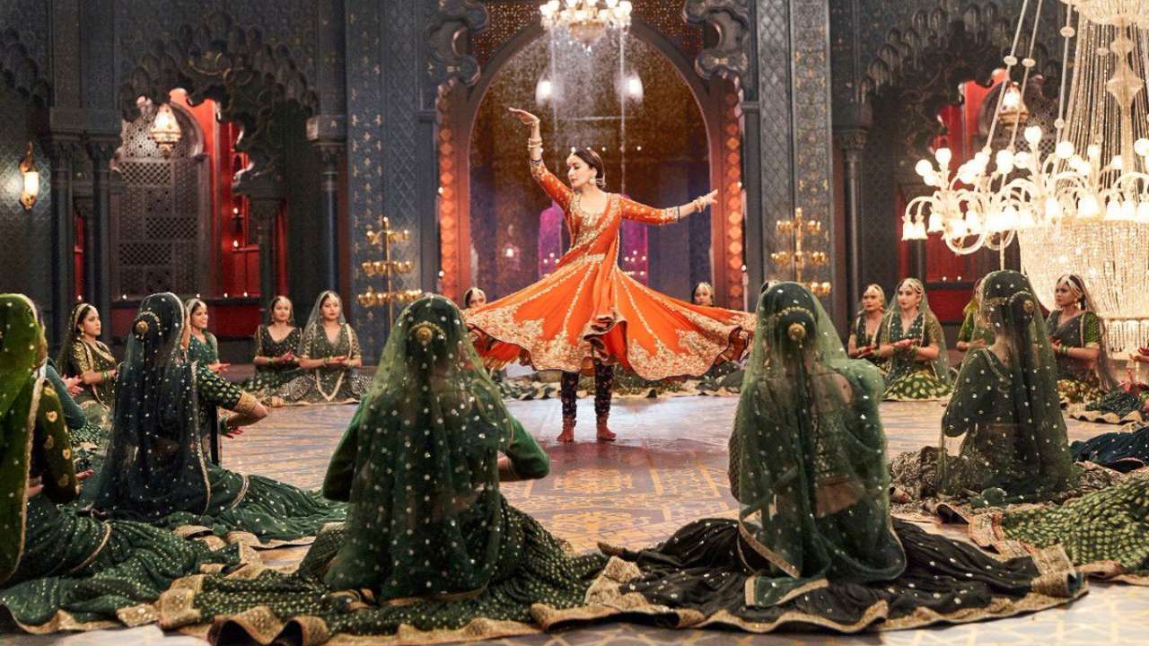 Madhuri Dixit in Kalank song 'Tabaah Ho Gaye' 