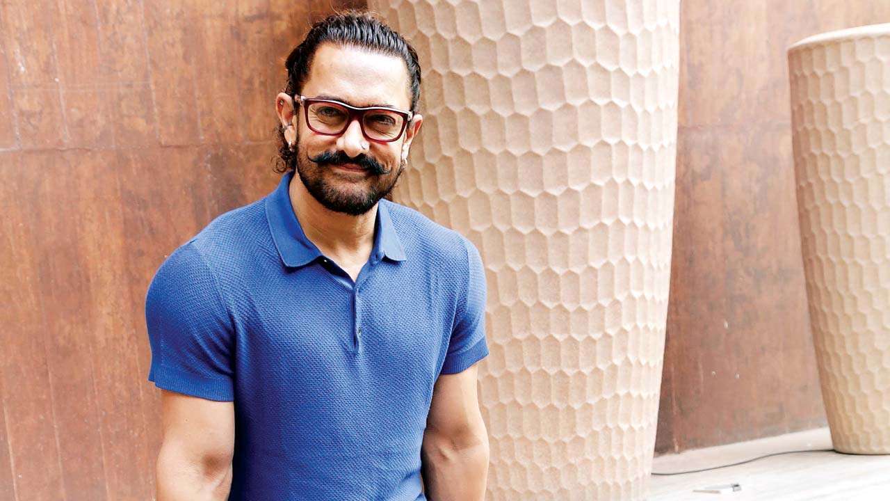 VIRAL Video: Aamir Khan travels in economy class, leaves ...