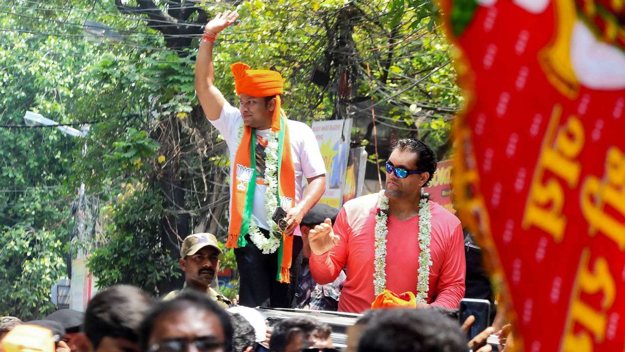 Khali campaigns for 'brother' in Jadavpur