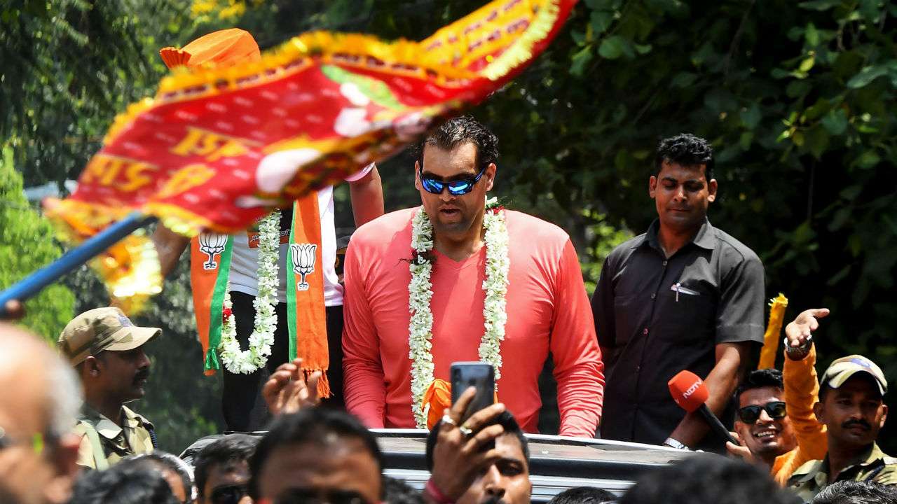 Curious crowd comes out to see 'The Great Khali'