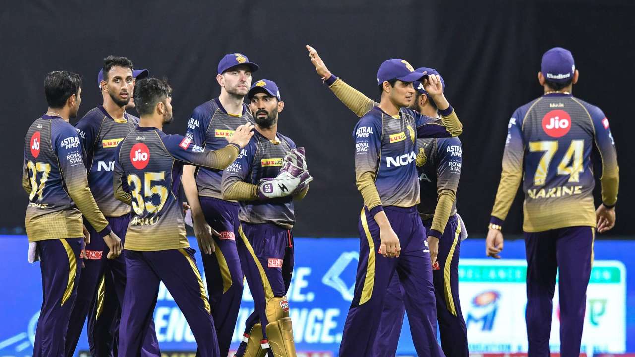 Dinesh Karthik catches Quinton de Kock