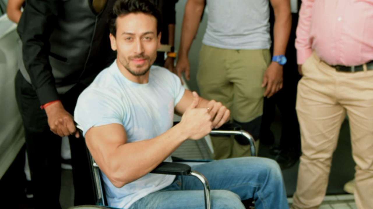 Tiger Shroff Entertains Fans Despite Leg Injury See Photos Watch the latest video from tiger shroff (@tigershroff). tiger shroff entertains fans despite