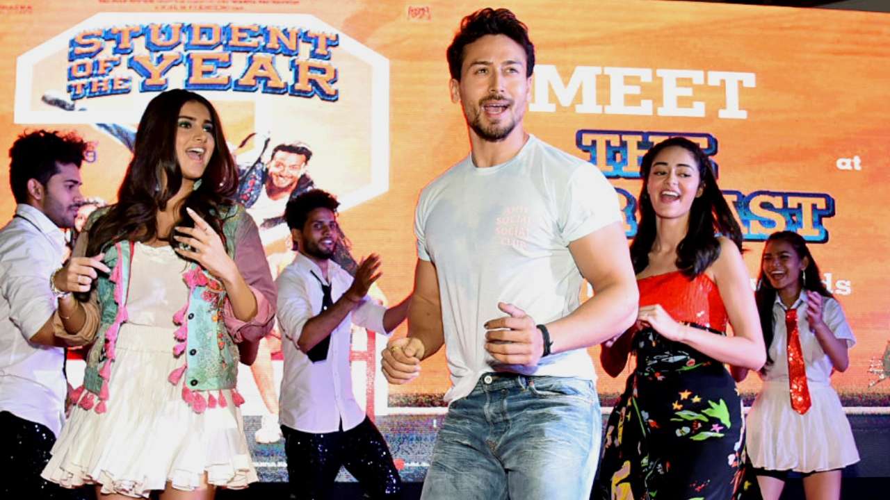 Tiger Shroff Entertains Fans Despite Leg Injury See Photos Read all news including political news, current affairs and news headlines online on tiger shroff today.