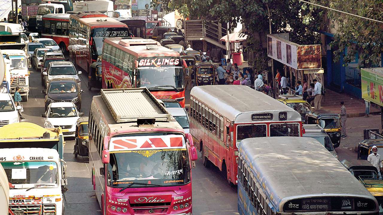 As authorities snooze, Sion Circle turns into a bus stand