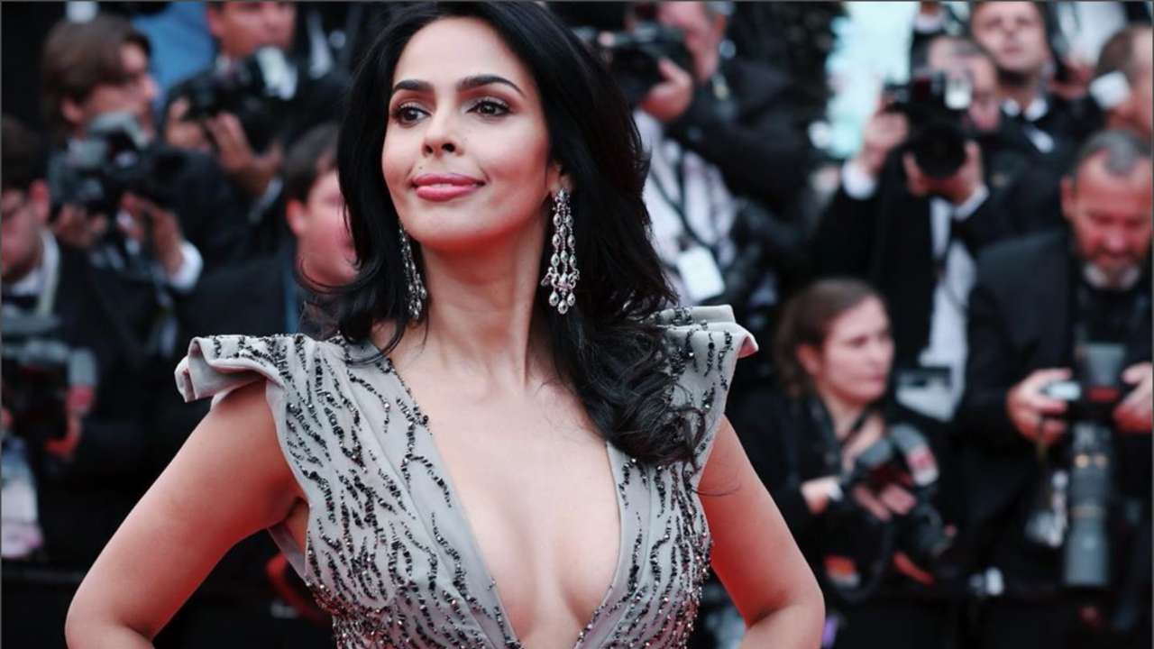 Mallika Kapoor Xxx - After Aishwarya Rai Bachchan, Deepika Padukone, Mallika Sherawat walks  Cannes 2019 red carpet in an embellished gown