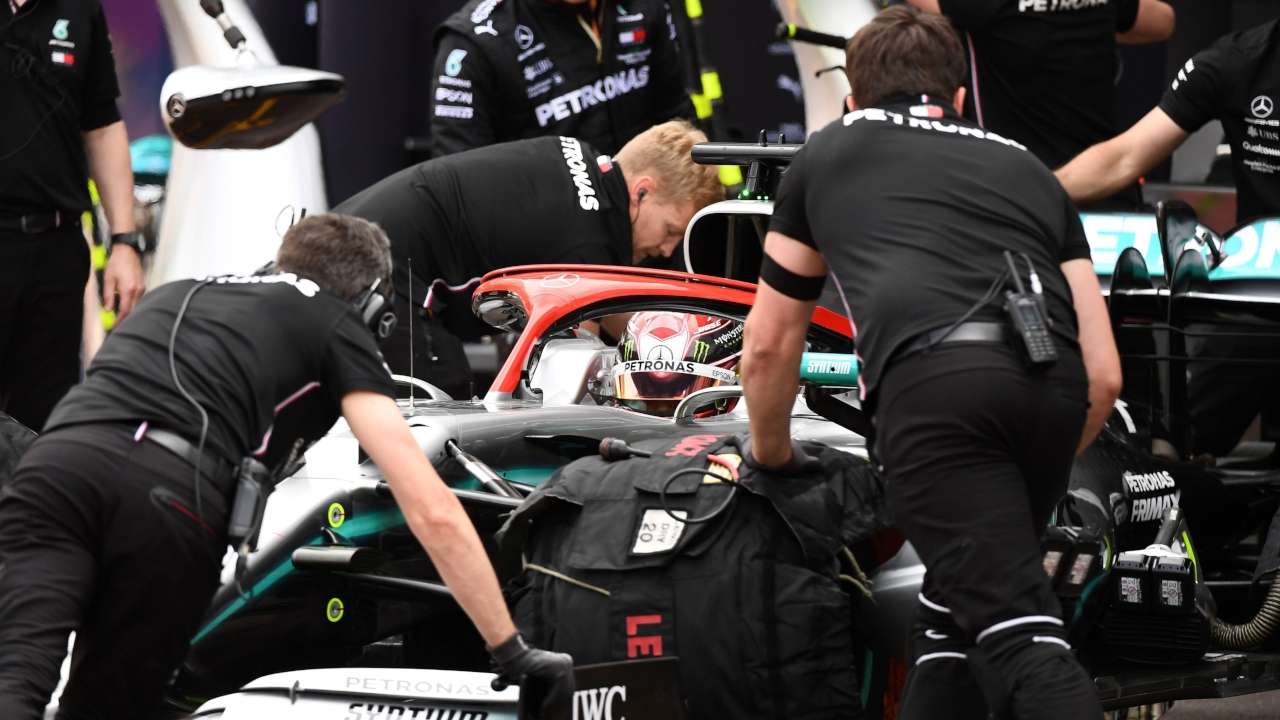 Motor racing-Hamilton honours Lauda with Monaco pole for Mercedes