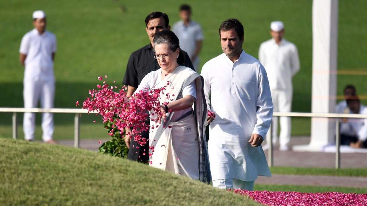 Sonia and Rahul pay tribute, 
