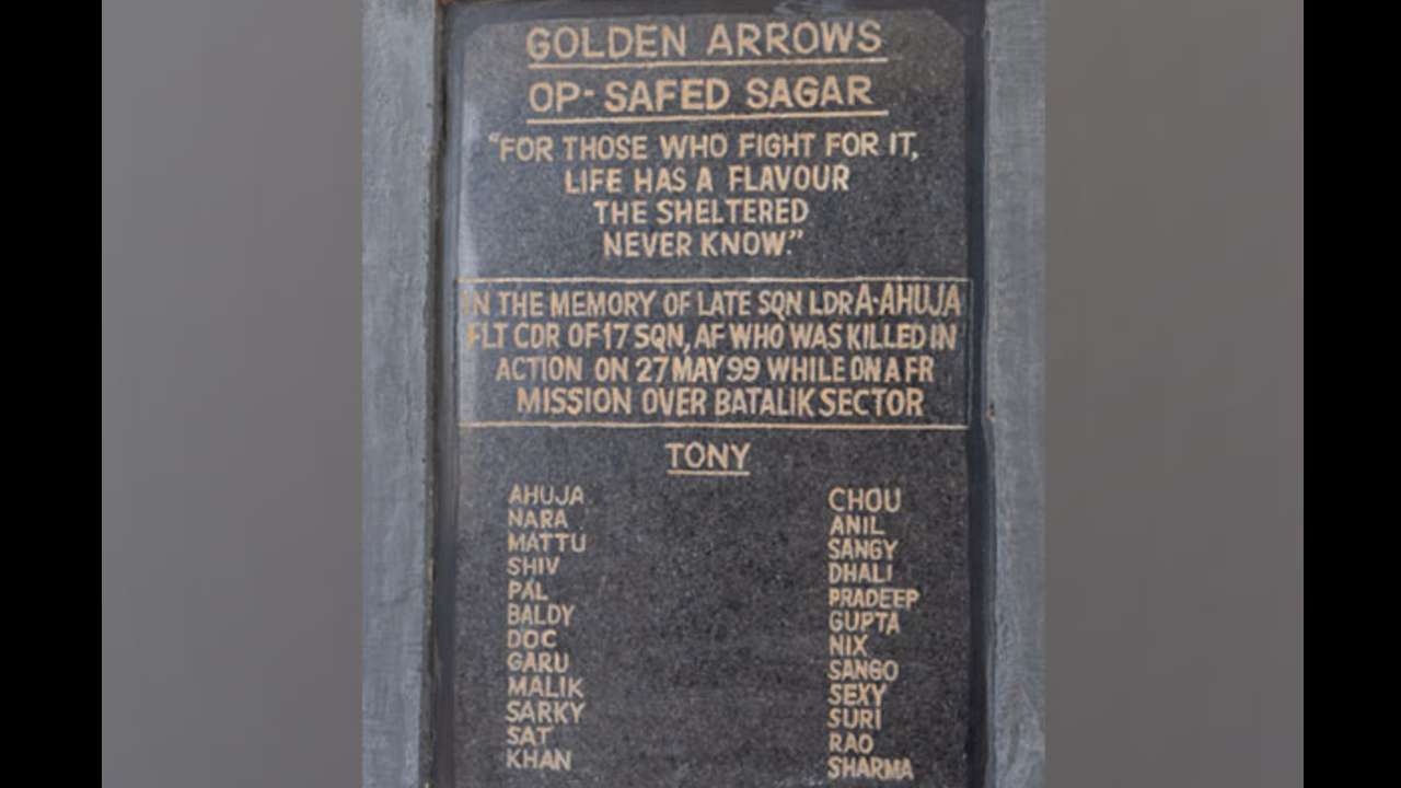 Plaque of the 'Golden Arrows' 17 Sqaudron.