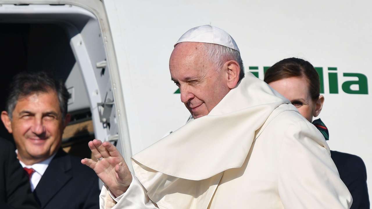 Pope Francis urges Hungarians and Romanians to put troubles behind them