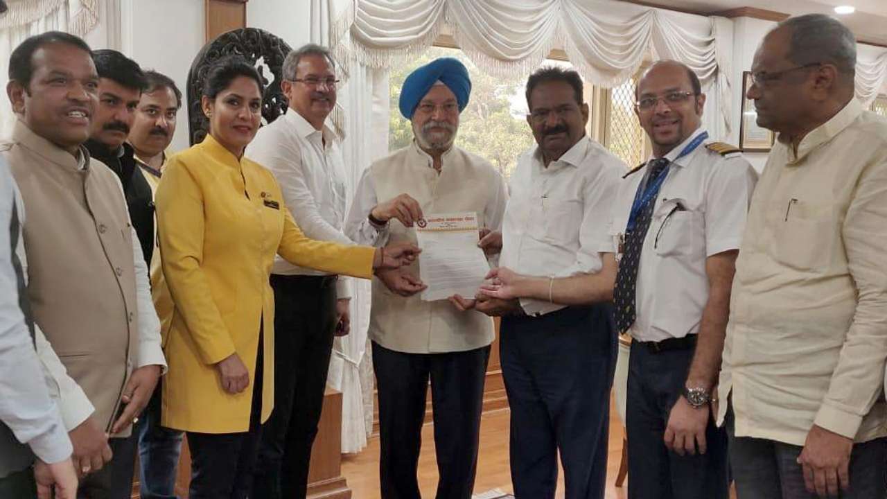 Hardeep Singh Puri(middle of photo)