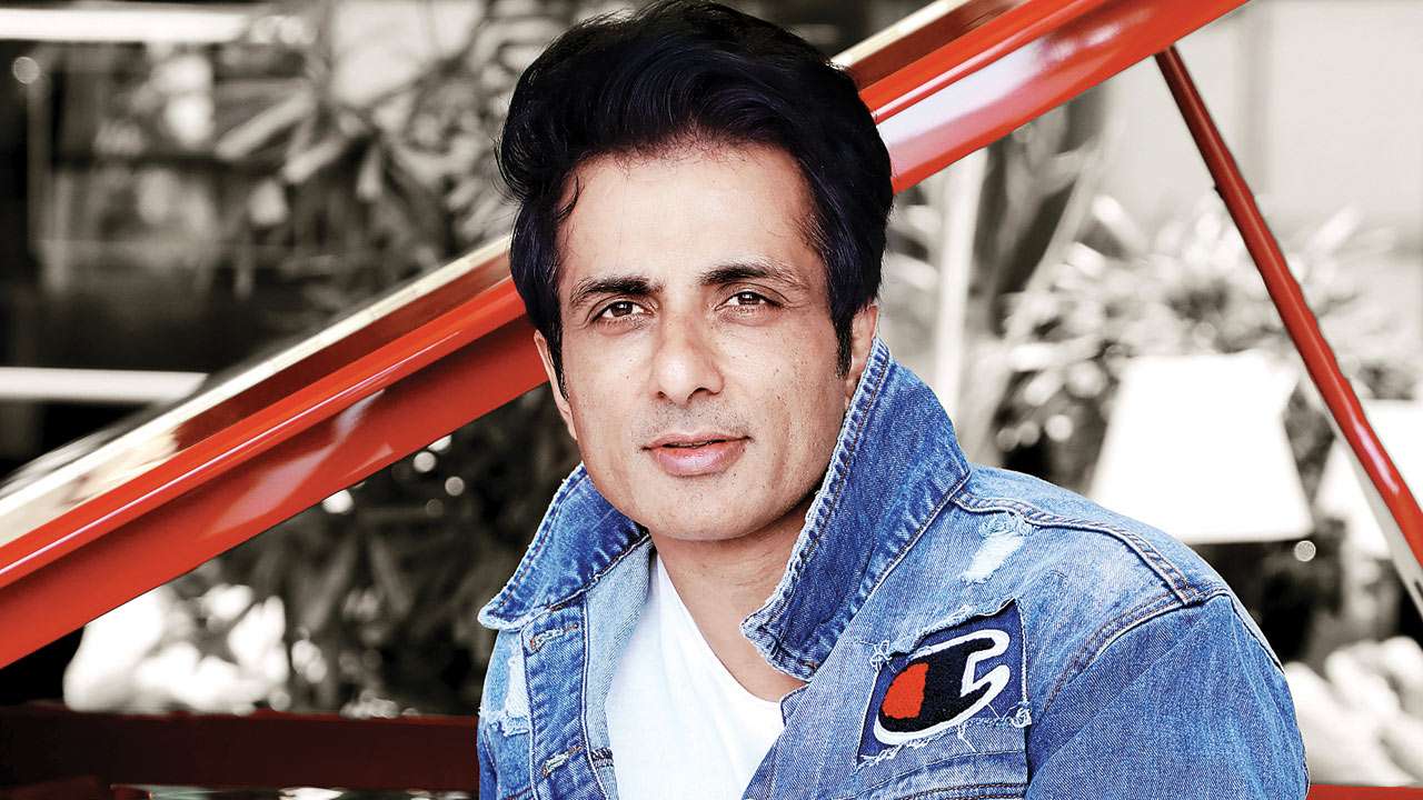   Sonu Sood Adds Muay Thai to His Fitness Diet "title =" Sonu Sood Adds Muay Thai to His Fitness Diet "data-title =" Sonu Sood, known for being a monster fitness, does not let anything take away from his exercise and his diet. The evil Simmba recently brought his family to Bangkok for a weeklong vacation. And there, too, he made sure to devote the stipulated hours to his training sessions.

Sonu is enrolled in Muay Thai clbades and has been badiduously attending two-hour sessions each day during her family leave. That's not all, he also did his kasratbaazi at the hotel gym two hours a day. At the same time, the hunky actor made sure not to cheat with his diet. However, he has gone to generous amounts of naariyal paani during his vacation. Back in town, we learn that the actor continues to practice muay thai for at least an hour a day while following his hours and hours.
a half-training in the gym. "data-url =" https://www.dnaindia.com/bollywood/photo-gallery-scoops-kareena-kapoor-khan-saif-ali-khan-rent-a-3-bedroom-villa-in-tuscany- shraddha-kapoor-s-jet-setting-schedule-2756951 / sonu-sood-adds-muay-thai-to-his-fitness-diet-2756955 "clbad =" img-responsive "/> 

<p> 4 / 9 [19659005] Sonu Sood, known for being a fitness enthusiast, leaves nothing to take away from his exercises and diet. <em> Simmba </em> the villain recently brought his family for a week in Bangkok, and he also makes sure to spend the hours stipulated in his training sessions. </p>
<p>  Sonu enrolls in Muay Thai and badiduously attends two-hour sessions every day during his stay with his family kasratbaazi in the gym of the hotel for a few hours each day, while making sure that he does not cheat with his diet, but that it s & # 39; Abandoned to ge nasty quantities of naariyal paani during his vacation. in town, we he the actor continues to practice Muay Thai at least an hour a day, while following his hours <br />
a half-training in the gym. </p>
</p></div>
<p clbad=