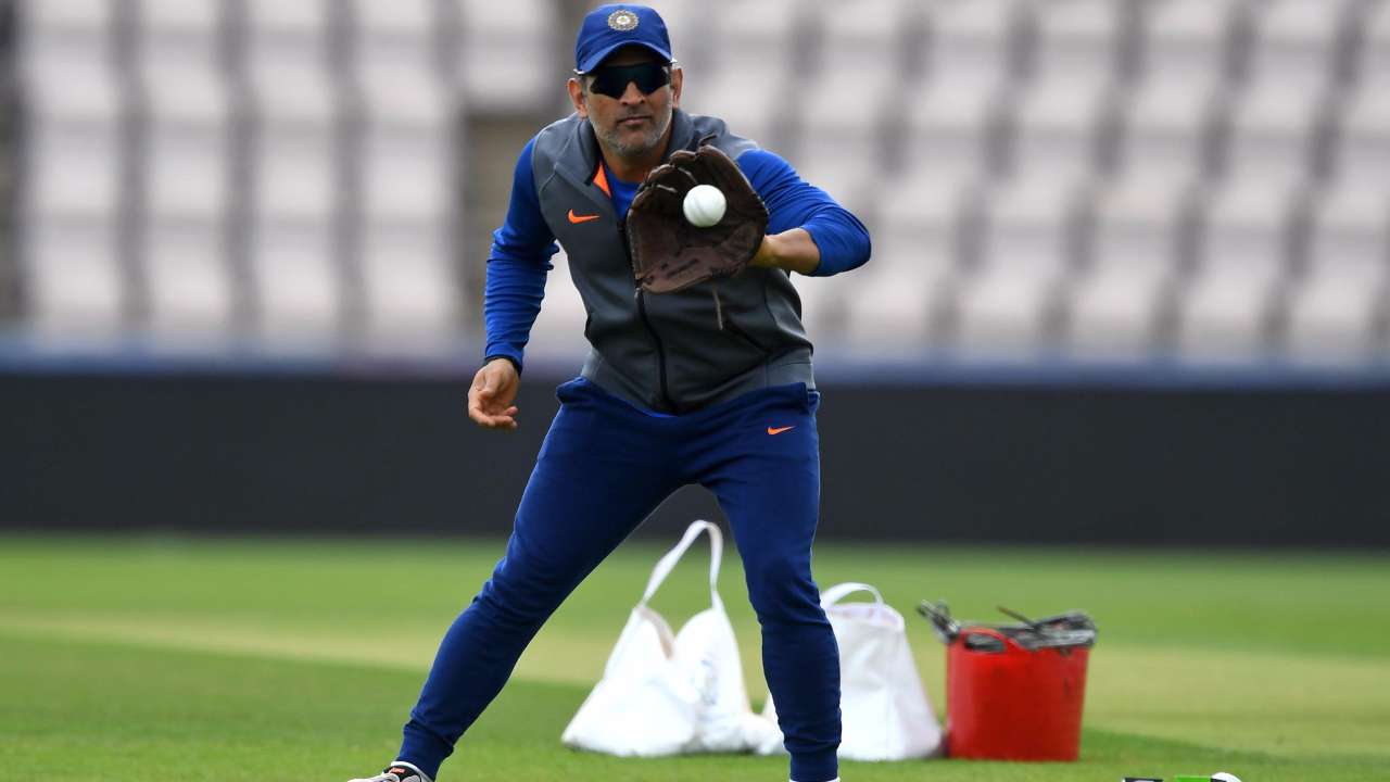 ICC says Dhoni's gloves breach regulations