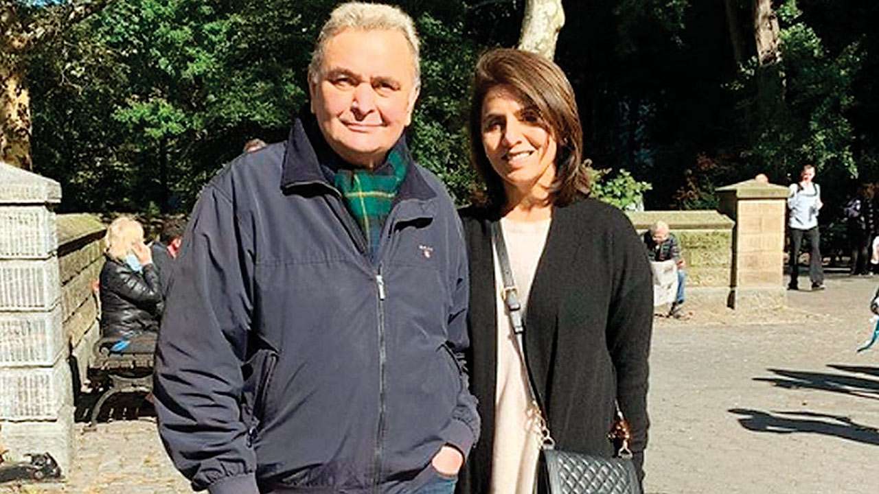   Rishi Kapoor and Neetu Kapoor will return to India in September "title =" Rishi Kapoor and Neetu Kapoor will return to India in September "data-title =" This fact eight months that Rishi Kapoor went to New York to undergo medical treatment. The veteran actor then tweeted, "Hello everyone! I take a short leave from work to go to America for medical treatment. I urge my sympathizers not to worry or speculate unnecessarily. It's been 45 years of wear and tear in the movies. With your love and your wishes, I'll be back soon! "The actor Mulk went to the Big Apple with his wife Neetu Kapoor last September and rented an apartment there.

Now, there is good news for his fans. A source tells us that the veteran artist is healing and that he will return to India in September.

Naturally, the family is relieved. In April of this year, Randhir Kapoor, who had gone to New York to visit his brother, said that Rishi was on the road to recovery.

"He is under treatment, he is much better. He is almost cancer free. It will take time to return because he must finish his course. He will be here in the next few months. Very quickly, "he said in an interview.

Although Rishi is far from Tinseltown, his friends and industry supporters visit him in New York. From Amitabh Bachchan to Priyanka Chopra Jonas, via Deepika Padukone, Karan Johar and Boman Irani, celebrities from B-Town came to meet the actor and even published photos. "data-url =" https://www.dnaindia.com/bollywood/photo-gallery-scoops-abhishek-aishwarya-raichbach-prank-zeenat-aman-amrita-singh-unhappy-with-sara-ali-khan- kartik-s-outings-2758381 / rishi-kapoor-and-neetu-kapoor-to-return-in-india-september-2758386 "clbad =" img-responsive "/> 

<p> 5/6 [19659005] This is done eight months that Rishi Kapoor is in New York to undergo medical treatment, the veteran actor then tweeted: "Hello everyone! I take a short leave from work to go to America for medical treatment. I urge my sympathizers not to worry or speculate unnecessarily. It's been 45 years "and more" wear in the movies. With your love and wishes, I'll be back soon! "The actor <em> Mulk </em> Last September, he went to the Big Apple with his wife Neetu Kapoor and rented an apartment there. </p>
<p>  This is good news for his fans: a source tells us that the veteran artist is about to recover and will return to Dans dia in September. </p>
<p>  Naturally, the family is relieved. In April of this year, Randhir Kapoor, who had gone to New York to visit his brother, said that Rishi was on the road to recovery. </p>
<p>  "He is under treatment, he is much better. He is almost cancer free. It will take time to return because he must finish his course. He will be here in the next few months. Very quickly, he said in an interview. </p>
<p>  Although Rishi is far away from Tinseltown, his friends and industry supporters visit him in New York. From Amitabh Bachchan to Priyanka Chopra Jonas, via Deepika Padukone, Karan Johar and Boman Irani, celebrities from B-Town came to meet the actor and even published photos. </p>
</p></div>
<p clbad=