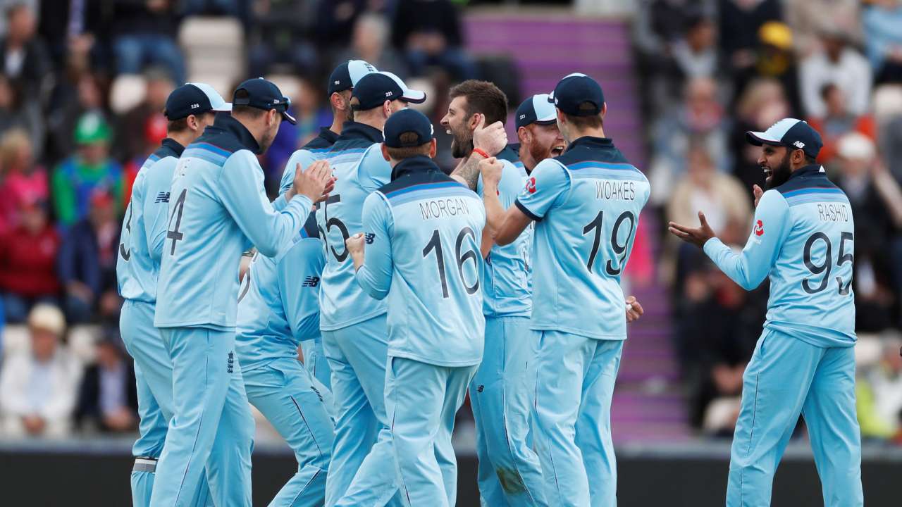 Mark Wood traps Shai Hope