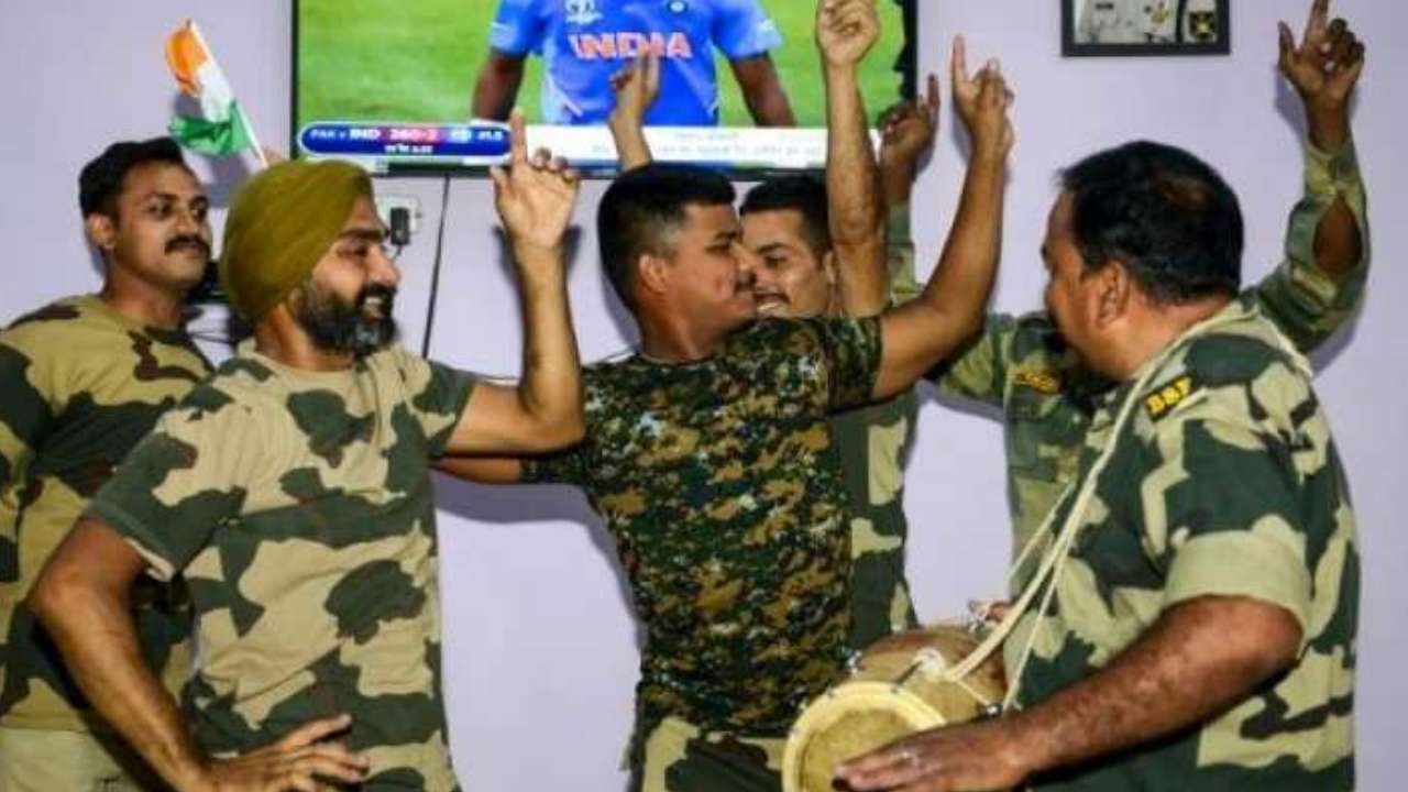 BSF personnel enjoying India vs Pakistan match