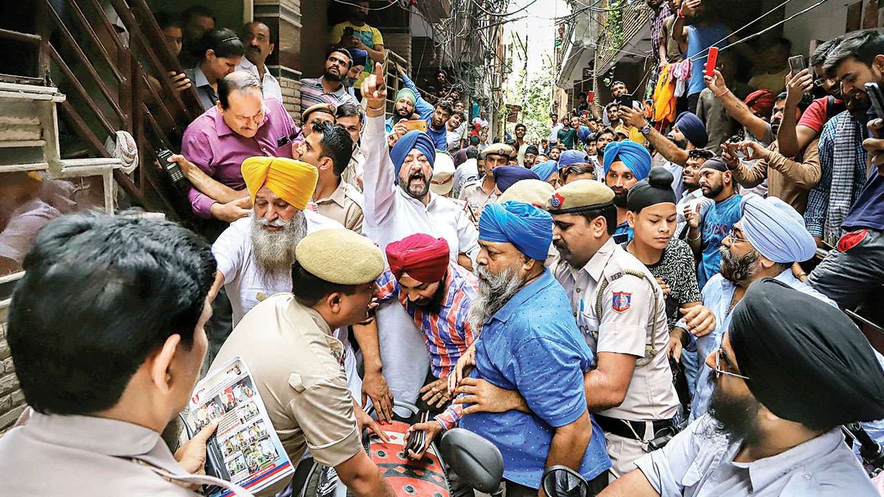 Members of Delhi Gurdwara Parbandhak Committee protest