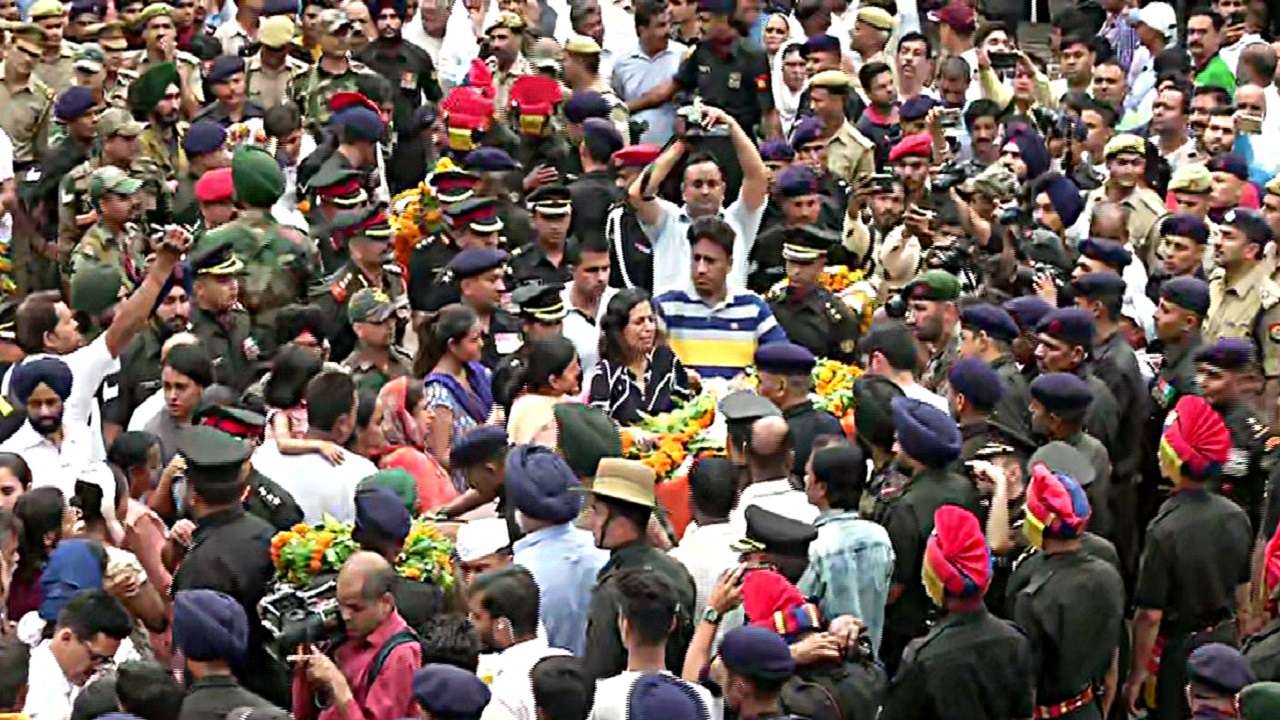 Last rites of martyred Army Major Ketan Sharma being performed