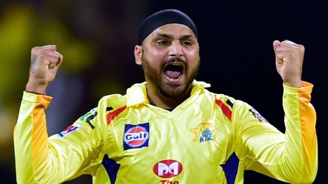 Harbhajan Singh takes an important wicket