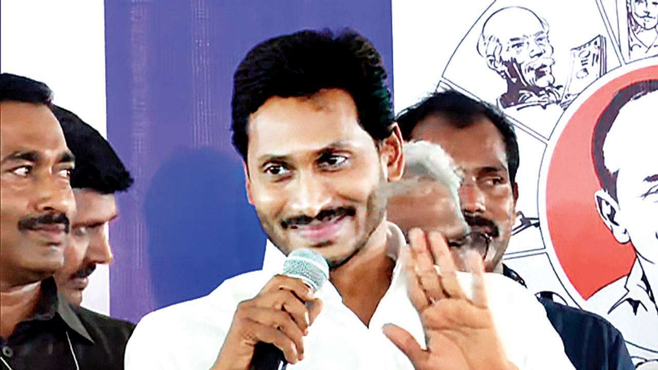 YSRC Party chief offers prayers to Lord Venkateswara