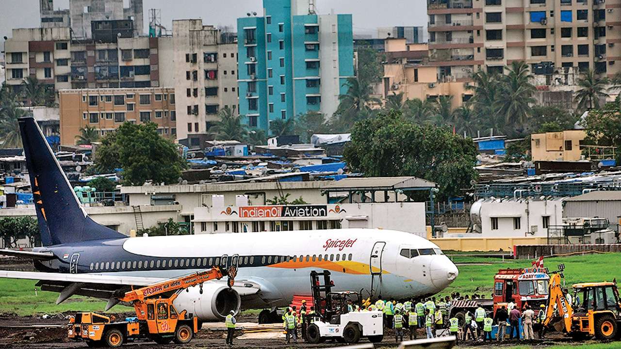 Stuck SpiceJet plane sends airfares soaring in lean season