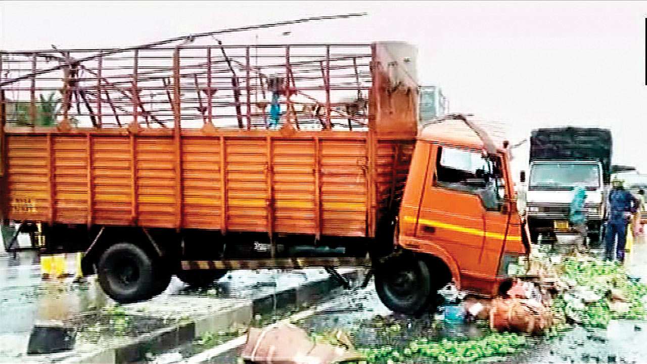 Mumbai Truck Car Collision At Jogeshwari Kills One Injures Five