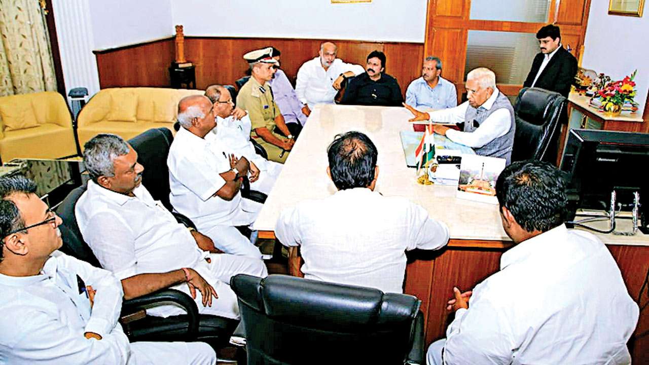 Karnataka Government In Crisis As 12 Mlas Offer To Resign Karnataka pradesh congress committee is the karnataka unit of the indian. dna india