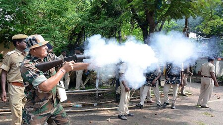 Cops shoot tear gas during clash with contract teachers in Patna
