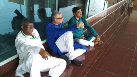 Trinamool Congress delegation stopped at Varanasi Airport