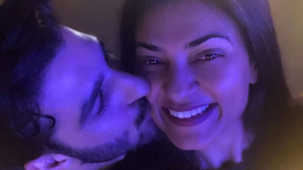 Rohman Shawl Turned The Beautiful Reason Behind Sushmita Sen S Smile Their Kiss Photo Is Now Viral