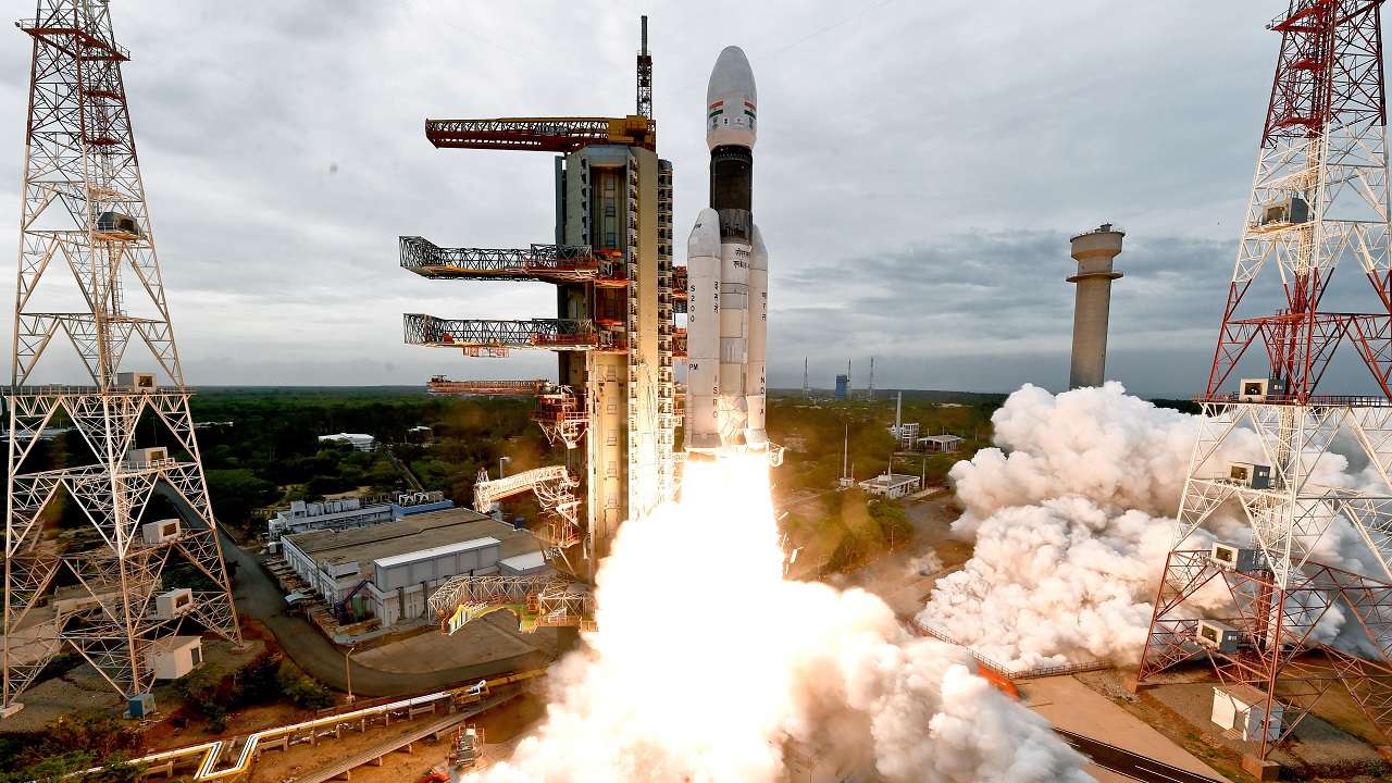 this-video-of-chandrayaan-2-launch-captured-onboard-camera-will-blow